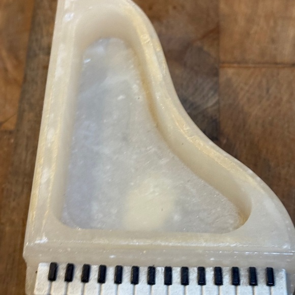 Alabaster Cream Piano Trinket Box with Floral Design Hand Crafted in Italy - Picture 4 of 11